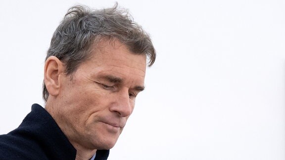 Der wegen Hausfriedensbruch und Sachbeschädigung angeklagte ehemalige Nationaltorwart Jens Lehmann steht vor Prozessbeginn im Amtsgericht im Gerichtssaal. 