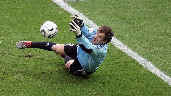 Torwart Jens Lehmann (GER) haelt den entscheidenden Elfmeter