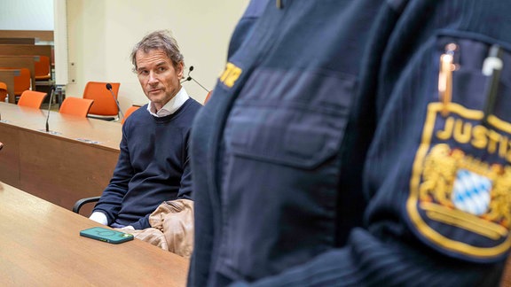 Der frühere Nationaltorwart Jens Lehmann sitzt im Gerichtssaal 101 des Amtsgericht München auf seinem Platz. 