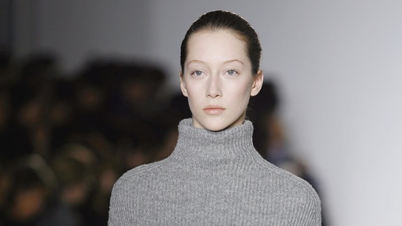 Ein Model trägt eine Kreation aus der Herbst-Winter-Kollektion 2007/2008 von Jil Sander Women.
