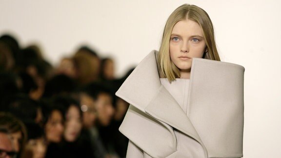 Ein Model trägt eine Kreation aus der Herbst/Winter 2008-09 Damenkollektion von Jil Sander.