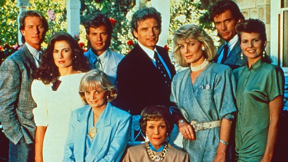 Darsteller: das Ensemble um Jane Wyman aus der Fernsehserie Falcon Crest.