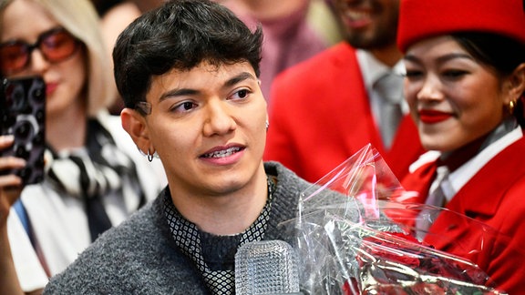 JJ (M) aus Österreich kommt am Flughafen in Wien an, nachdem er gestern das große Finale des 69. Eurovision Song Contest in Basel gewonnen hat.