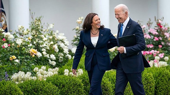 Joe Biden unterhält sich mit Kamala Harris in den Gärten der Casa Blanca