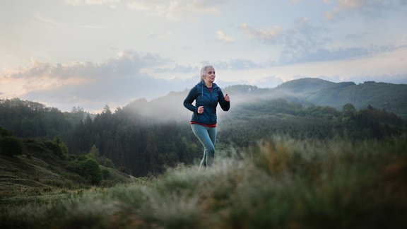 Frau joggt durch die Natur