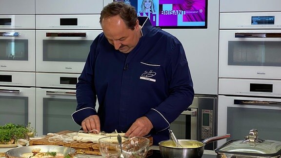 Johann Lafer schält Spargel.