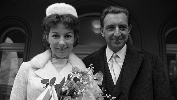 Die deutsche Sängerin und Schauspielerin Johanna von Koczian verlässt am 22. Dezember 1966 zusammen mit ihrem neuen Ehemann, dem Musikproduzenten Wolfgang Kabitzky, das Standesamt in Zehlendorf im Westen Berlin.