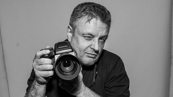 John Rankin Waddell mit Kamera in der Hand.