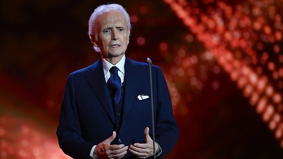 Der Tenor José Carreras steht auf der Bühne der 30. José Carreras Gala in Leipzig.