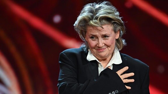 Die Sängerin Gitte Haenning steht auf der Bühne der 30. José Carreras Gala.