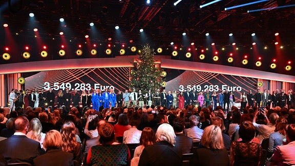 Die Mitwirkenden der Show stehen zum Finale auf der Bühne der 30. José Carreras Gala in Leipzig. 