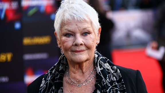 Judi Dench posiert für die Kamera.