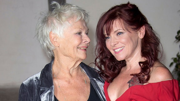 Die britische Schauspielerin Dame Judi Dench (links) und ihre Tochter Finty Williams kommen am Donnerstag, den 17. Oktober 2013, zu einem Galaabend im Globe Theatre im Zentrum Londons an.