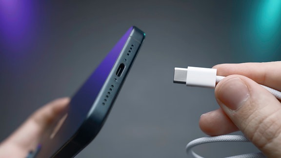 ein Handy mit einem Ladekabel