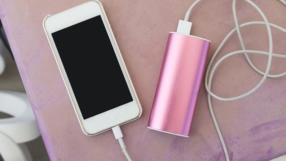 ein Handy und eine Powerbank