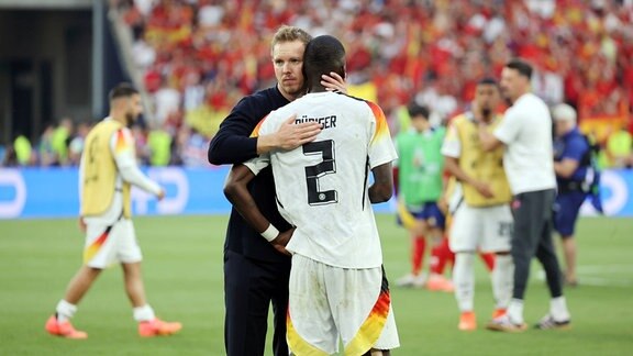 v.l. Julian Nagelsmann (Trainer Deutschland) umarmt Antonio Rüdiger (Deutschland).