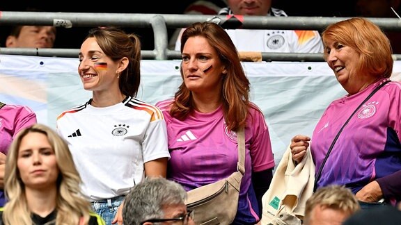 v.l. Lena Wurzenberger (im weissen Shirt/Trijot; Freundin / Partnerin von Trainer Julian Nagelsmann (Deutsche Fussball Nationalmannschaft DFB)), Vanessa (mitte, Schwester von Julian Nagelsmann), Burgi Nagelsmann (rechts, Mutter von Julian Nagelsmann) 