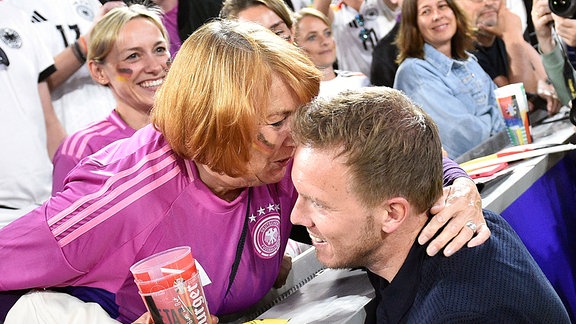 Bundestrainer Julian Nagelsmann wird von Mutter Burgi umarmt.