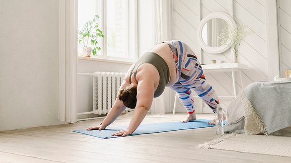Eine Frau macht Yoga.