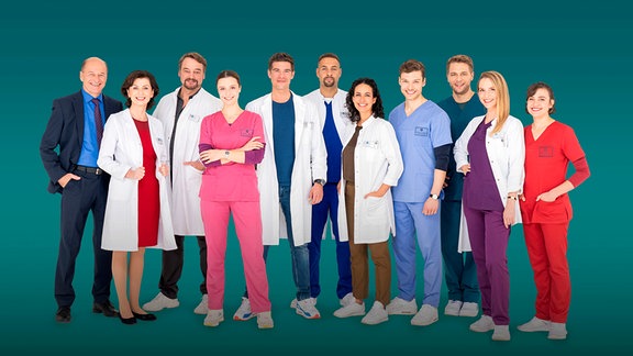 Gruppenfoto  v.l.n.r. Klinikdirektor Wolfgang Berger (Horst Günter Marx), Prof. Dr. Karin Patzelt (Marijam Agischewa), Dr. Marc Lindner (Christian Beermann), Assistenzärztin Viktoria Stadler (Isabella Krieger), Dr. Ben Ahlbeck (Philipp Danne), Dr. Matteo Moreau (Mike Adler), Dr. Leyla Sherbaz (Sanam Afrashteh), Assistenzarzt Florian Osterwald (Lion Wasczyk), Mikko Rantala (Luan Gummich), Dr. Julia Berger (Mirka Pigulla), Rebecca Krieger (Milena Straube)
