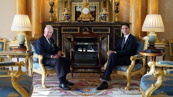 König Charles III. sitzt Buckingham Palace mit dem kanadischen Premierminister Justin Trudeau zusammen. 