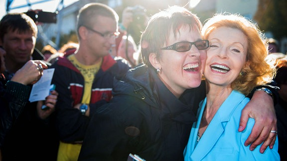 Schauspielerin Jutta Kammann gibt Autogramme im Rahmen des großen Fantreffens anläßlich des 15jährigen Jubiläums der TV-Serie In Aller Freundschaft am 19.10.2013 in der Mediacity Leipzig.