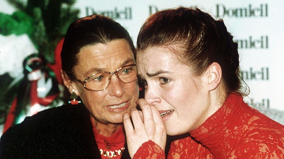 Nerven zeigt die deutsche Eiskunstläuferin Katarina Witt am 18.12.1993 in Herne, als sie nach ihrem Kürvortrag neben ihrer Trainerin Jutta Müller auf die Wertung der Jury wartet
