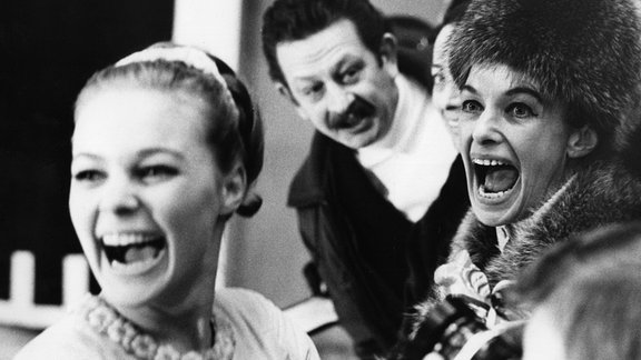 DDR-Eiskunstläuferin Gabriele Seyfert (l) und ihre Mutter und Trainerin Jutta Müller (r) schreien jubelnd auf am 8.2.1969 im Eisstadion von Garmisch-Partenkirchen. 