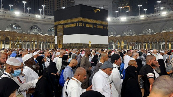 Muslimische Pilger versammeln sich zur Abschiedsumrundung oder Tawaf, bei der sie die Kaaba siebenmal umrunden.