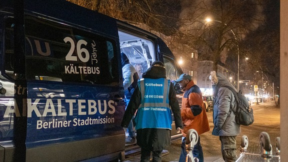 Kältebus der Berliner Stadtmission im Einsatz.