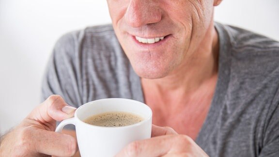 Ein Mann trinkt einen Kaffee 