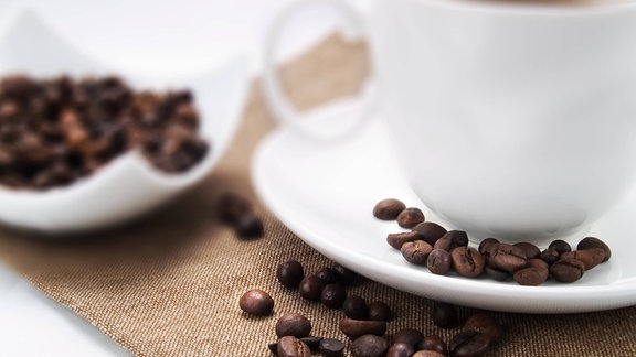 Kaffeebohnen auf einer Untertasse