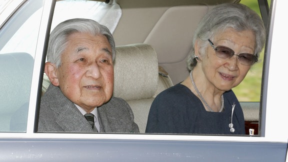 Der ehemalige japanische Kaiser Akihito und die ehemalige Kaiserin Michiko