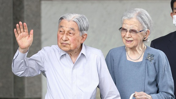 Der ehemalige japanische Kaiser Akihito und die ehemalige Kaiserin Michiko