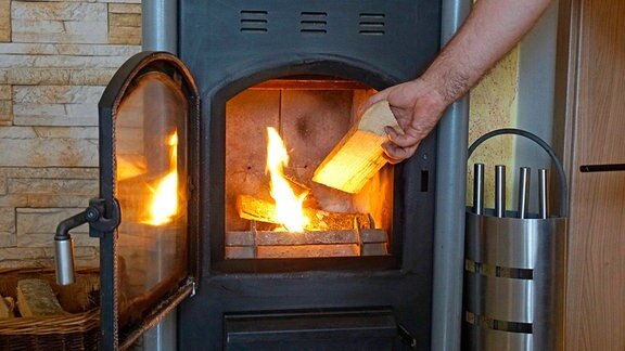 Holzofen in einem Wohnzimmer 