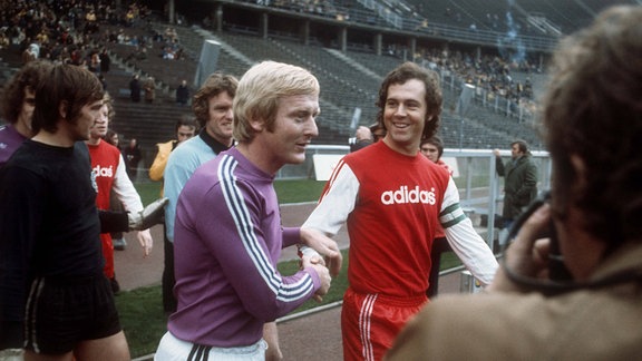 Franz Beckenbauer (FC Bayern München) und Karl Heinz Schnellinger (Tennis Borussia Berlin)
