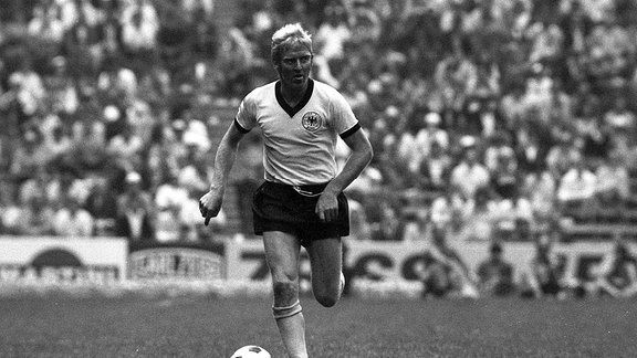 Karl Heinz Schnellinger (BR Deutschland) am Ball Fußball WM Herren Weltmeisterschaft 1970