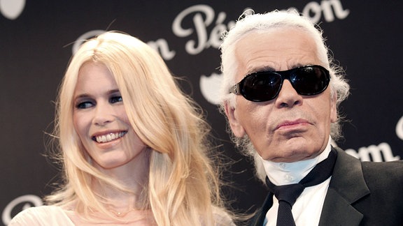 Claudia Schiffer und Modedesigner Karl Lagerfeld