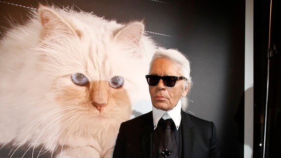 Portrait von Karl Lagerfeld vor einem Bild im Jahr 2015