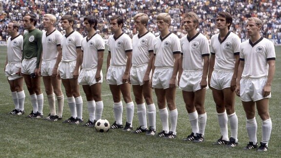 Mannschaftsaufstellung Bundesrepublik Deutschland vor dem Spiel bei Erklingen den Nationalhymnen, von links: Uwe Seeler, Horst Wolter, Karl-Heinz Schnellinger, Wolfgang Weber Gerd MUELLER, Müller, Bernd Patzke, Siegfried Held, Klaus Fichtel, Reinhard Libuda, Wolfgang Overath, Berti Vogts