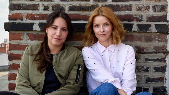 Die Schauspielerinnen Almila Bagriacik (l) und Karoline Schuch (r) posieren gemeinsam.