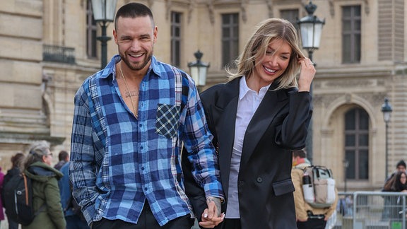 Ein Mann und  eine Frau beim Stadtbummel