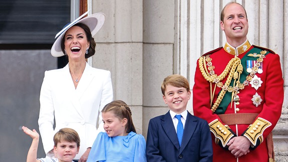 Prinz Louis von Cambridge, Catherine, Herzogin von Cambridge, Prinzessin Charlotte von Cambridge, Prinz George von Cambridge und Prinz William, Herzog von Cambridge beobachten den RAF-Vorbeiflug auf dem Balkon des Buckingham Palastes am 02.06.2022.