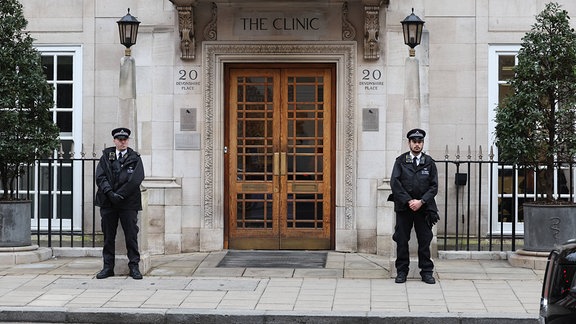Polizisten stehen Wache vor London Clinic