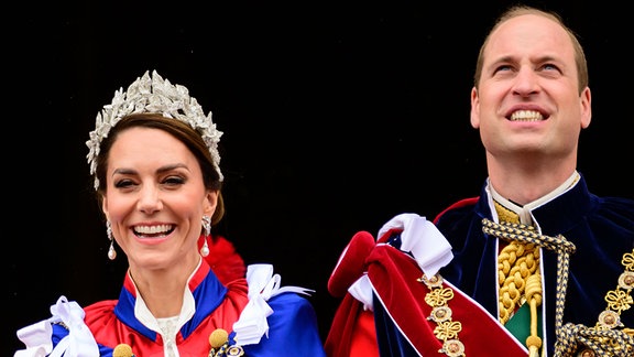Kate, Prinzessin von Wales, Prinz William und vorne Prinz Louis.