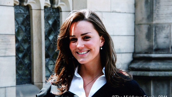 Ein am 8. März 2011 von Middleton Family veröffentlichtes Handout-Bild zeigt Kate Middleton an ihrem Abschlusstag an der University of St Andrews, Schottland.