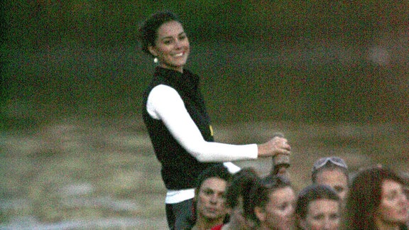 Kate Middleton trainiert auf der Themse mit der Crew der Sisterhood für den ersten rein weiblichen Versuch, nächsten Monat in einem traditionellen chinesischen Drachenboot über den Ärmelkanal zu rudern, 2010.