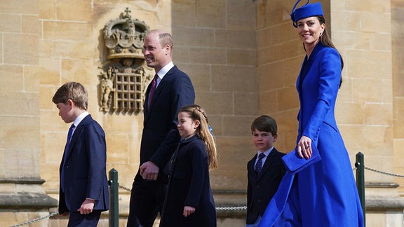 Der britische Prinz William und Kate, Prinzessin von Wales, mit ihren Kindern Prinz George (links), Prinzessin Charlotte und Prinz Louis.