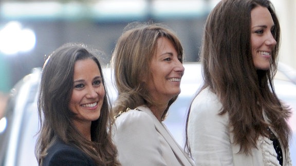 Kate Middleton (r) kommt mit ihrer Schwester Pippa (l) und ihrer Mutter Carole ins Goring Hotel in London.