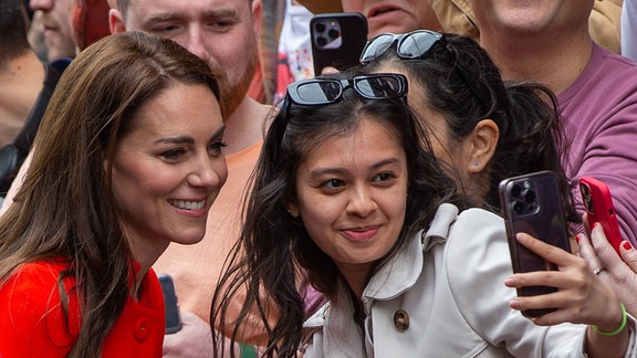Kate macht Selfie mit einem Fan